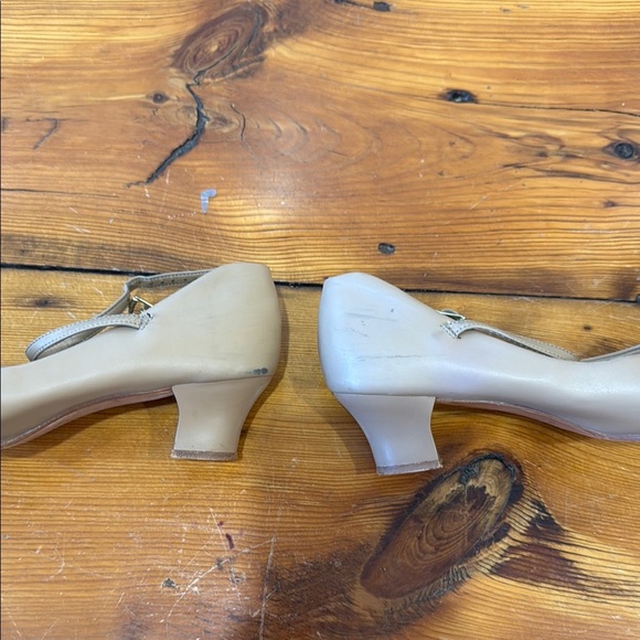 Vintage Capezio dance tan heels size 9.5 fits like 8.5 - Picture 8 of 8
